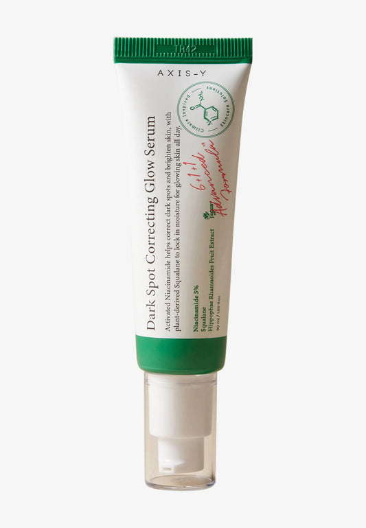 Sérum Dark Spot Correcting Glow Serum de chez AXIS-Y, flacon en plastique blanc et vert avec un applicateur pompe, sur fond blanc.