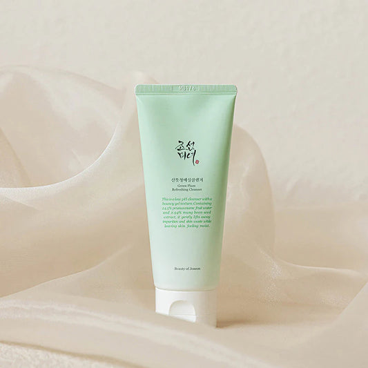 Tube de Mousse Nettoyante Visage Beauty Of Joseon Green Plum Refreshing Cleanser sur voile de soie crème.