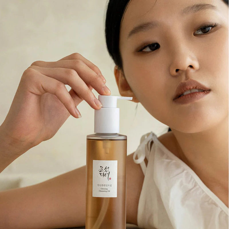 Femme tenant l’huile nettoyante BEAUTY OF JOSEON Ginseng Cleansing Oil nettoyant visage coréen à l'extrait de Ginseng.