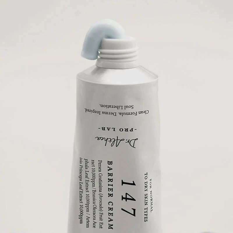 Tube plastique blanc de la crème 147 Barrier cream DR.ALTHEA. Crème sortant du tube.