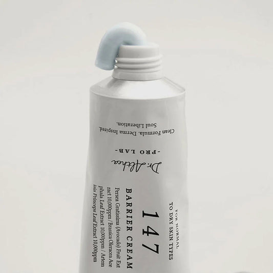 Tube plastique blanc de la crème 147 Barrier cream DR.ALTHEA. Crème sortant du tube.