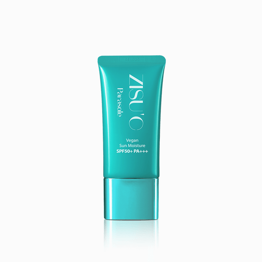 Tube de crème solaire Vegan Sun Moisture SPF50+ PA+++ de chez Zisu’c. Tube en plastique bleu, sur fond blanc.