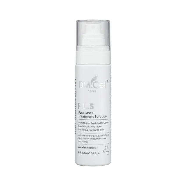 Post Laser Treatment Solution de chez DM.CELL, soin ciblé, flacon blanc en plastique doté d'un applicateur pompe, sur fond blanc.