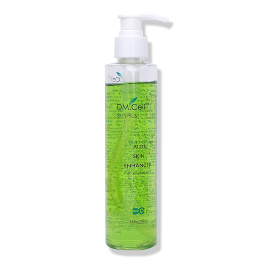 Flacon en plastique transparent applicateur pompe soin hysrathant ALOE SKIN ENHANCER de la marque DM CELL sur fond blanc.