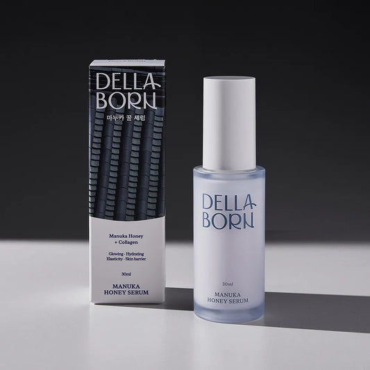 Manuka Honey Sérum de Della Born, un sérum hydratant et anti-âge dans un flacon en verre blanc, présenté sur un fond gris.