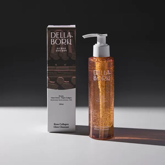 Gel nettoyant visage flacon transparent applicateur pompe Della Born Rose Collagen Glow Cleanser laissant apercevoir le gel de couleur orange.