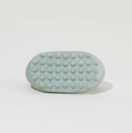 Gua Sha à poignée en pierre de jade verte avec base à picots texturés pour le massage stimulant et le drainage lymphatique.