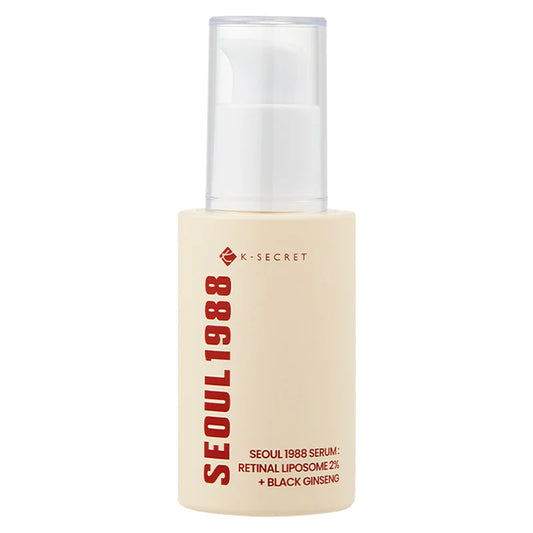 Seoul 1988 Serum de K-Secret, dans un flacon en plastique crème avec un applicateur pompe, présenté sur un fond blanc.