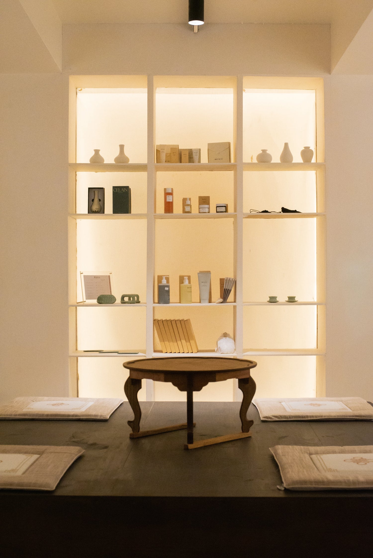 Photo de l’étage du bas de la boutique Kapsule.