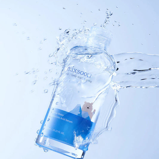 Flacon du MIXSOON GLACIER WATER HYALURONIC ACID WATER aspergé par de l’eau