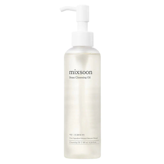 Mixsoon Bean Cleansing Oil dans son flacon en plastique sur fond blanc.