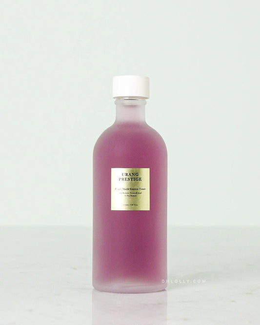 Urang Prestige Purple Essence Toner dans son flacon en verre sur fond blanc
