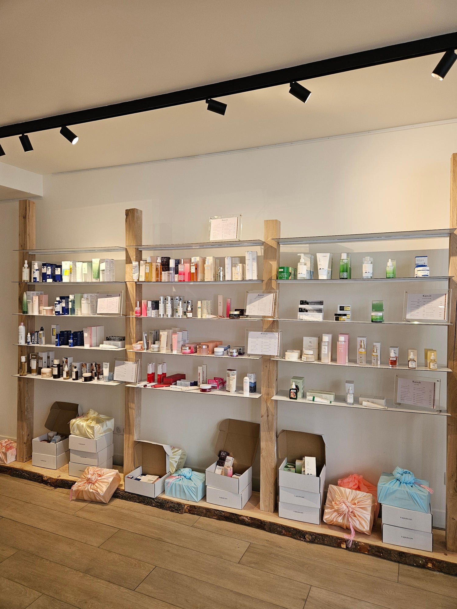 Produits sur les étagères de la boutique Kapsule