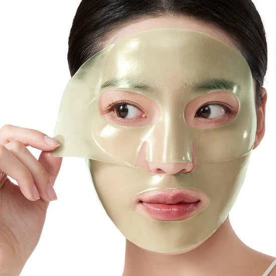 Mannequin qui applique sur son visage Anua Heartleaf 70 soothing collagen mask