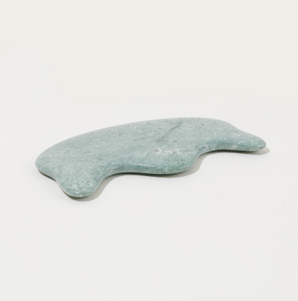 1 outil de massage facial Gua Sha de forme ergonomique « couronne », en pierre de jade côte à côte pour un soin du visage décongestionnant et sculptant. 