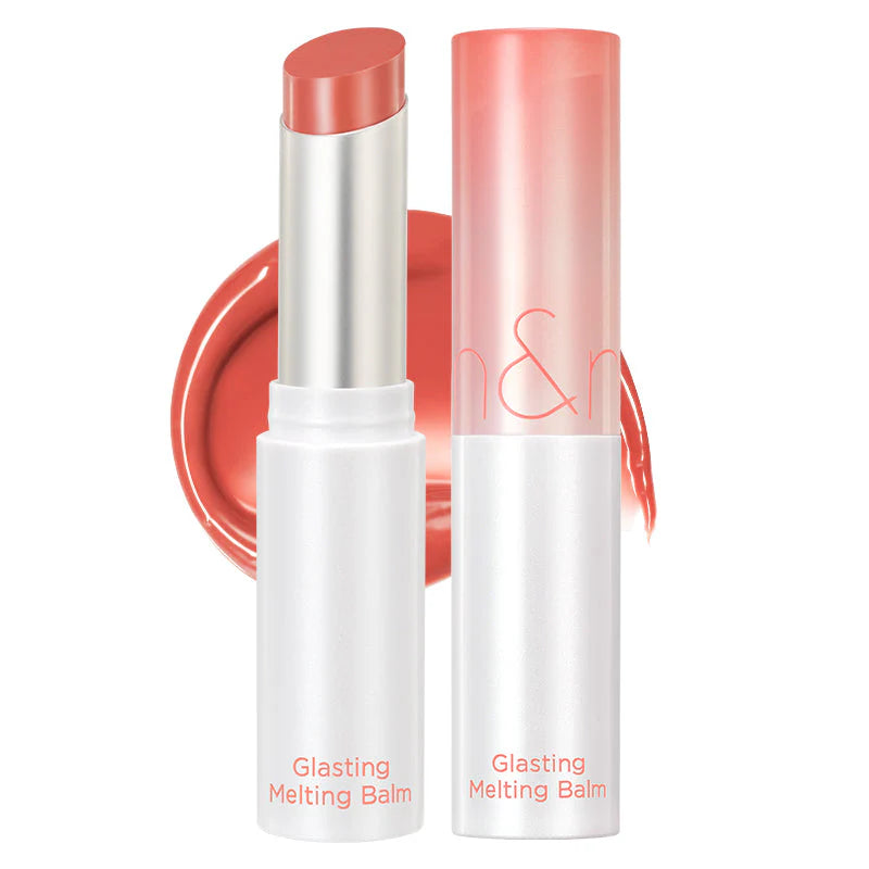 Glasting Melting Balm 03 Sorbet Balm de la marque Rom&nd sur fond blanc avec un swatch étalé de la couleur corail.