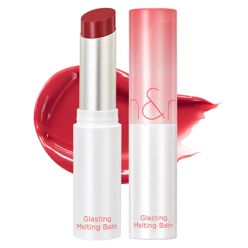 Glasting Melting Balm 04 Hippie Berry de la marque Rom&nd sur fond blanc avec un swatch étalé de la couleur rouge.