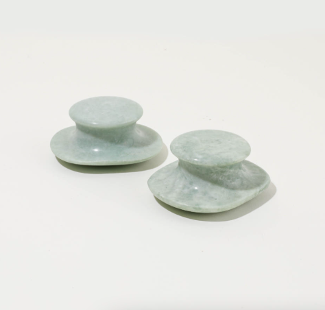 Duo d'outils de massage facial en pierre de jade naturelle, forme ergonomique champignon pour un soin décongestionnant effet spa.