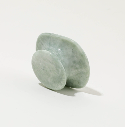 Outils de massage facial en pierre de jade naturelle, forme ergonomique champignon pour un soin décongestionnant effet spa.