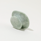 Outils de massage facial en pierre de jade naturelle, forme ergonomique champignon pour un soin décongestionnant effet spa.