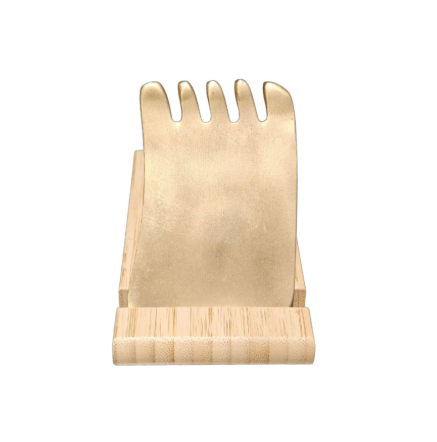 Outil de massage Gua Sha en laiton en forme de peigne à dents larges, présenté de face sur son support de rangement en bois clair poli.