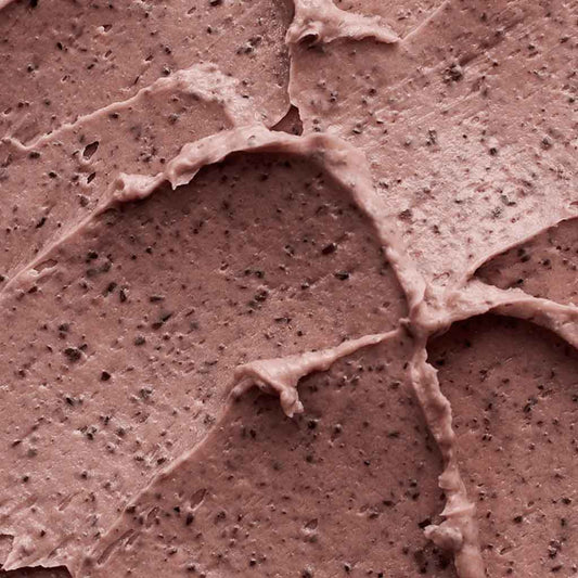Gros plan sur la texture crémeuse et granuleuse du masque au haricot rouge Beauty of Joseon. On voit les éclats naturels de haricot rouge qui permettent une exfoliation douce tout en nettoyant les pores.