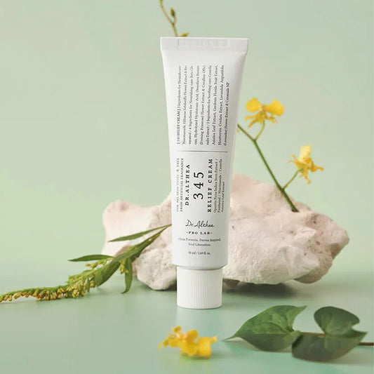 Tube plastique blanc de la crème 345 Barrier cream DR.ALTHEA Sur fond blanc vert clair. À l’arrière plan des plantes et une pierre