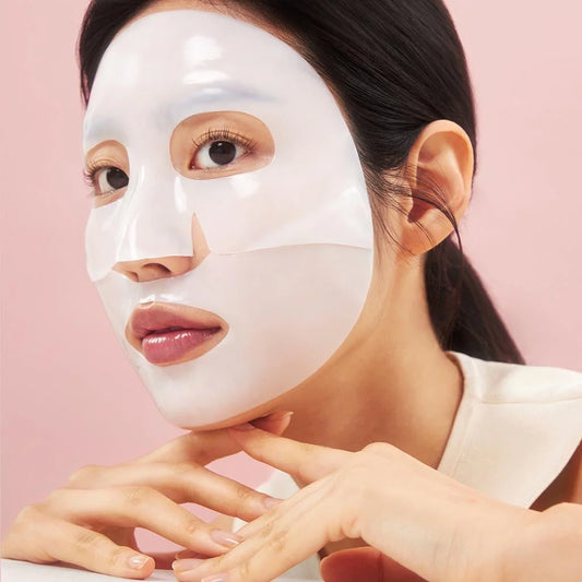 Mannequin portant le masque en gel Bio Collagen-Real Deep Mask épousant parfaitement les contours de son visage.