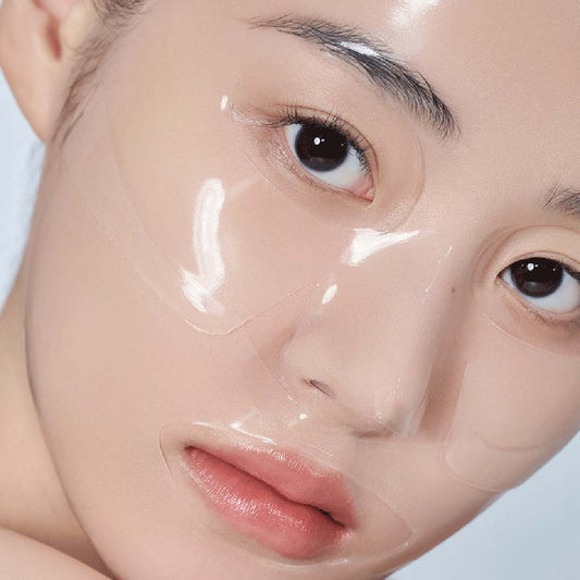 Gros plan d’un visage portant le masque en gel transparent Bio Hydro Cera-Nol Real Deep Mask.