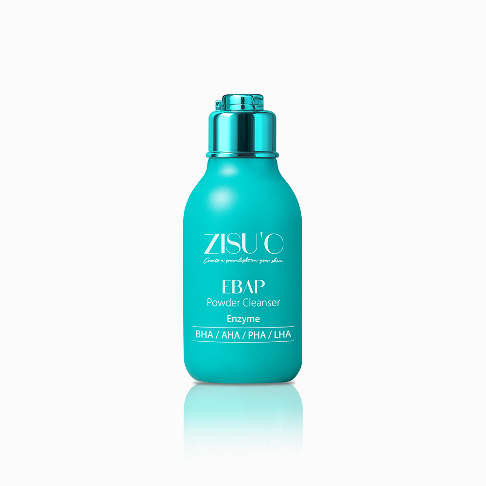 Flacon bleu turquoise du nettoyant en poudre enzymatique ZISU'C EBAP Powder Cleanser, formule exfoliante avancée aux acides BHA, AHA, PHA et LHA pour un grain de peau affiné.