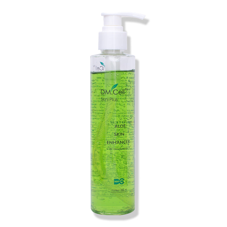 Flacon en plastique transparent applicateur pompe soin hysrathant ALOE SKIN ENHANCER de la marque DM CELL sur fond blanc.
