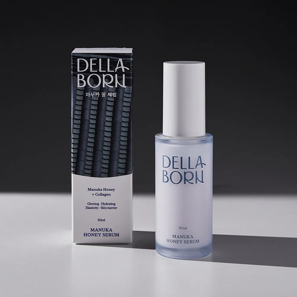 Manuka Honey Sérum de Della Born, un sérum hydratant et anti-âge dans un flacon en verre blanc, présenté sur un fond gris.