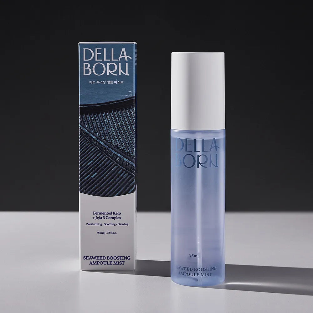 Flacon de brume transparente sérum Seaweed Boosting Ampoule Mist de Della Born, montrant une eau bleutée.
