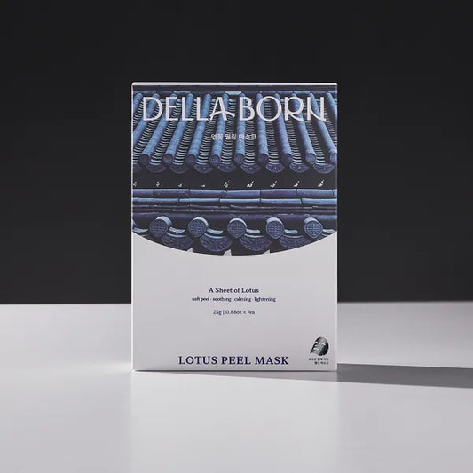 Alt-texte : Boîte de masques en tissu DELLA BORN Lotus Peel Mask. Le packaging illustré d'un toit traditionnel coréen bleu nuit mentionne "A Sheet of Lotus" avec des propriétés exfoliantes, apaisantes et éclaircissantes. Contient 7 masques de 25g. 