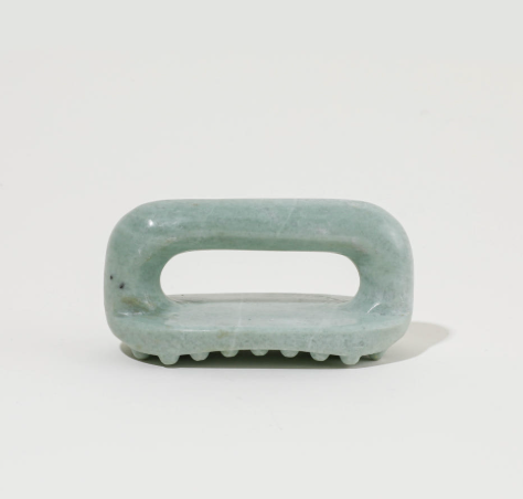Gua Sha à poignée en pierre de jade verte avec base à picots texturés pour le massage stimulant et le drainage lymphatique.