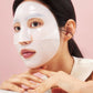Mannequin portant le masque en gel Bio Collagen-Real Deep Mask épousant parfaitement les contours de son visage.
