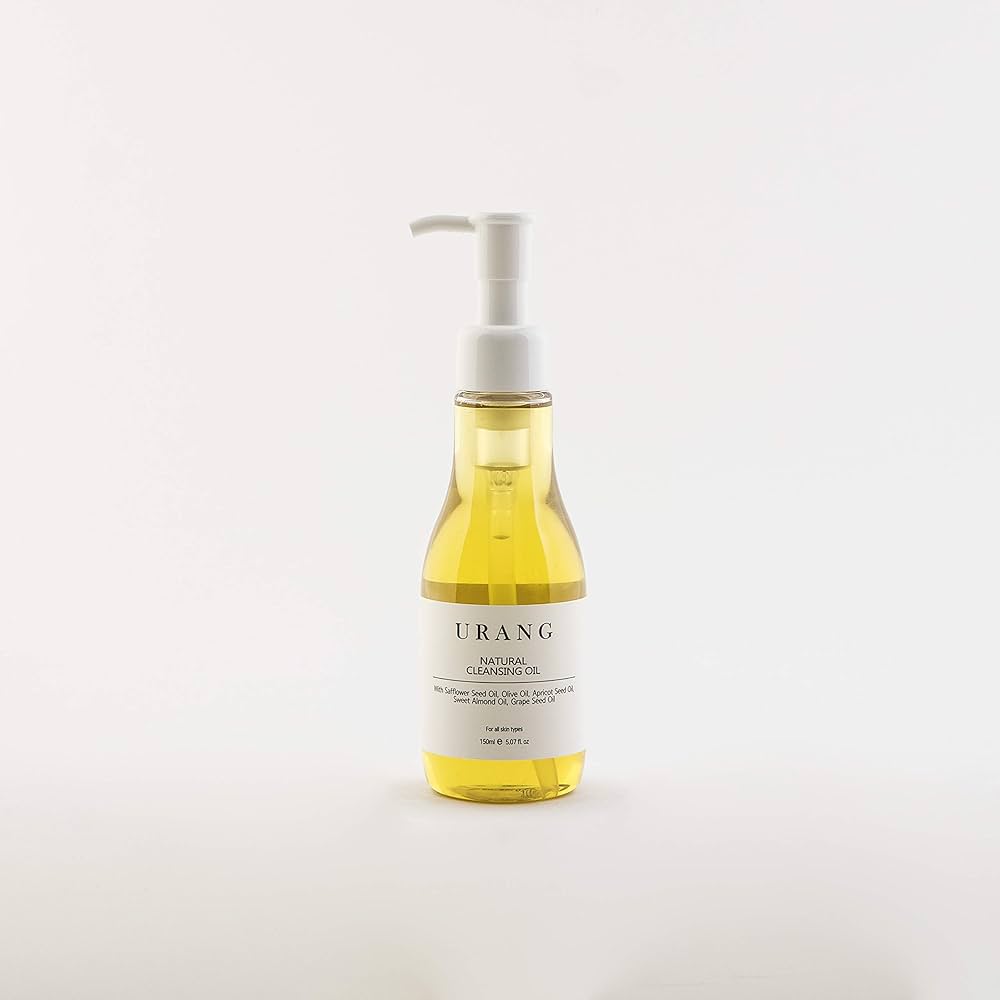 Urang Natural Cleansing Oil dans son flacon sur fond blanc