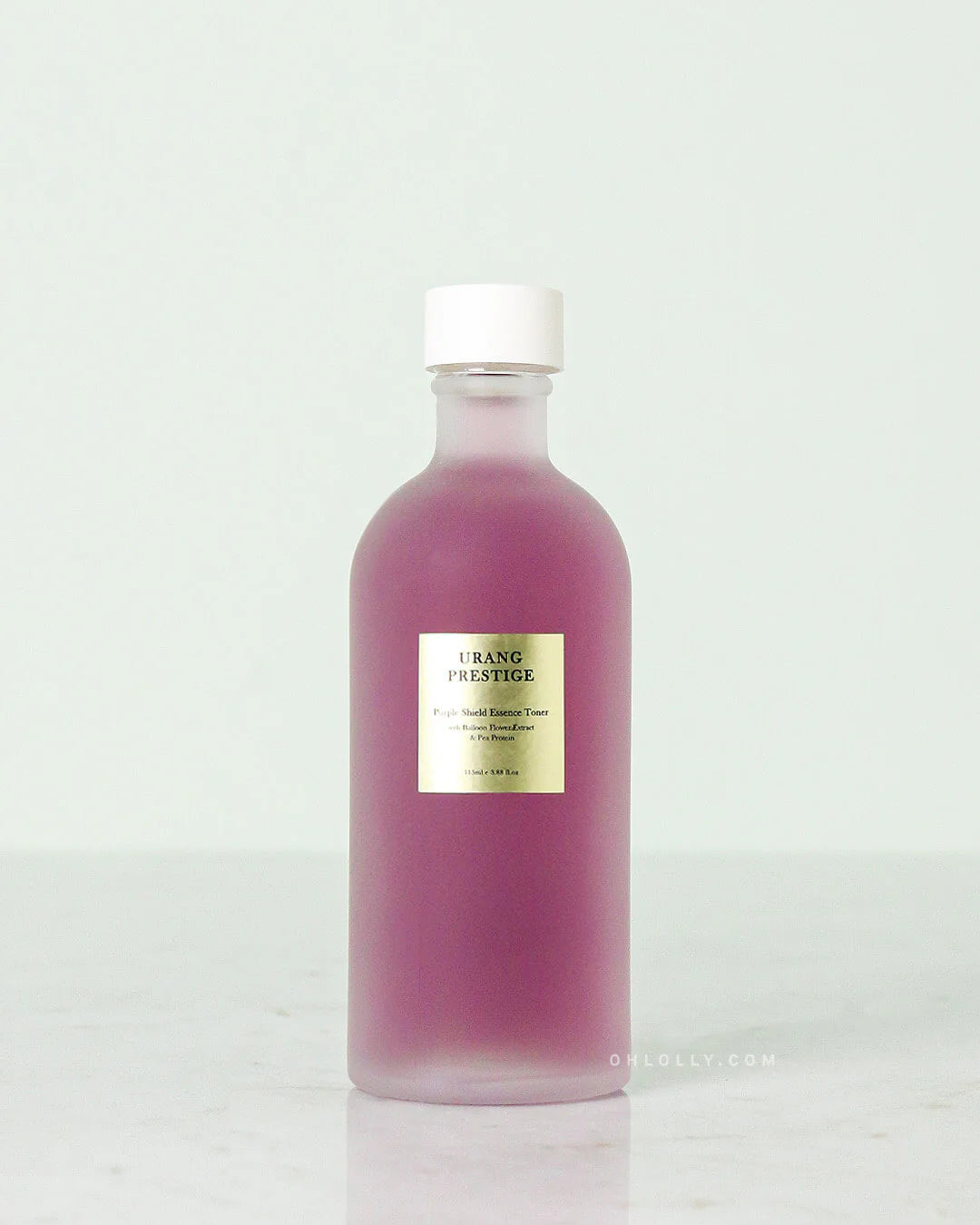 Urang Prestige Purple Essence Toner dans son flacon en verre sur fond blanc