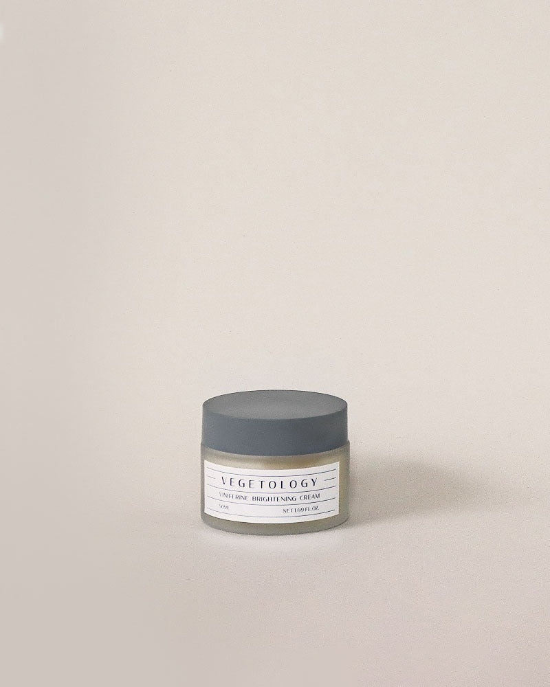 Crème visage hydratante, anti-taches et éclat Vegetology Viniferine Brightening Cream 50mL - fond neutre